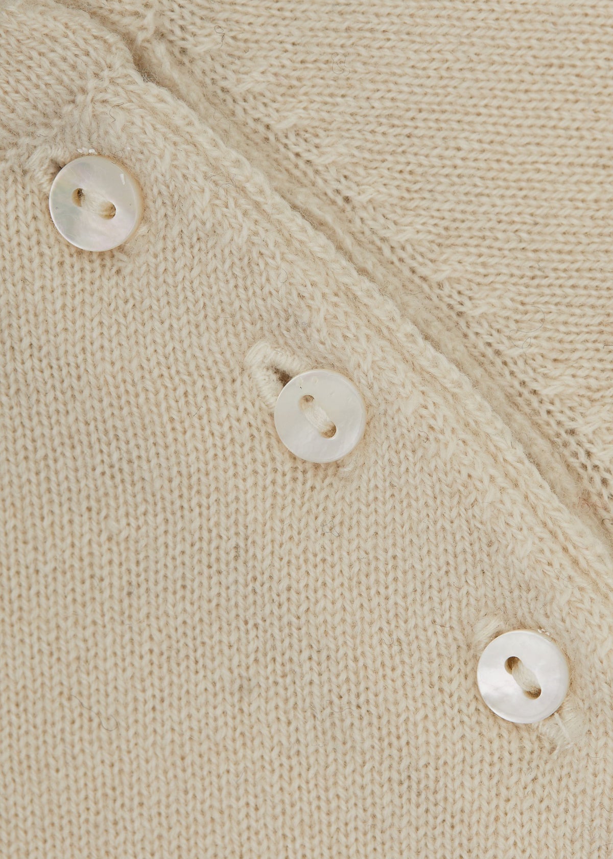 Détail du bouton en nacre du body bébé BOTIBOTY