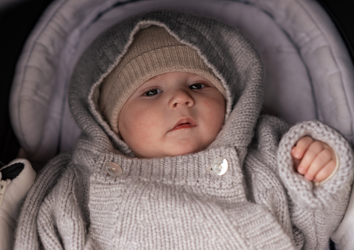 Bébé dans un nid d’ange gris en cachemire BOTIBOTY