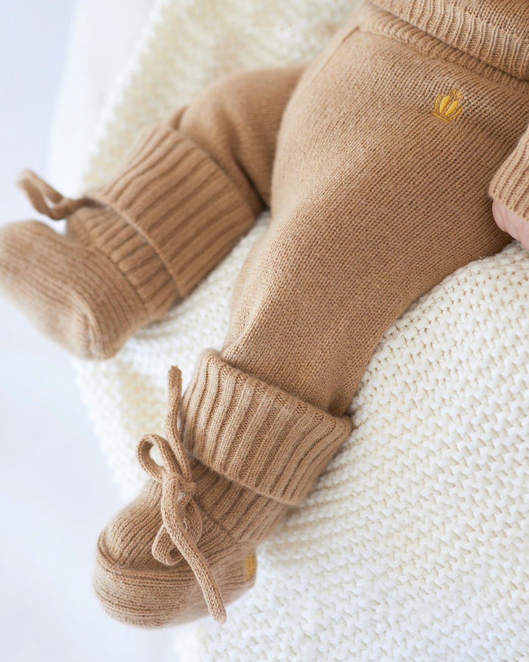 Chaussons bébé camel en cachemire avec jogging BOTIBOTY
