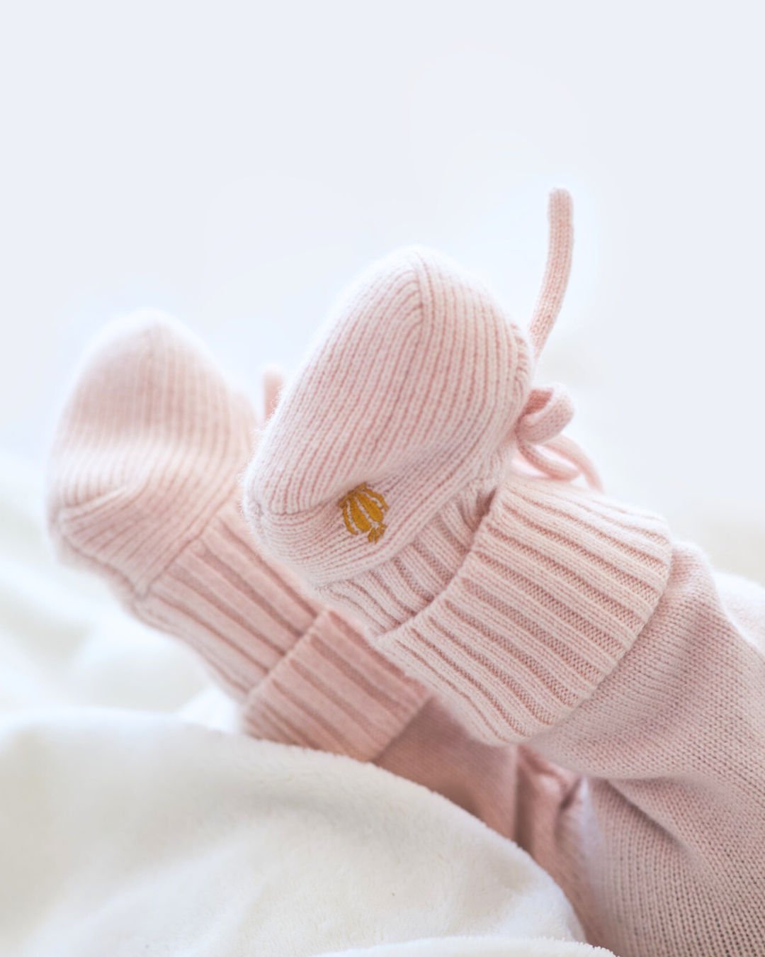 Chaussons de naissance rose en cachemire BOTIBOTY
