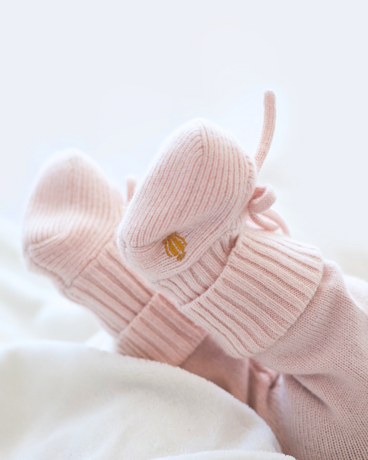 Chaussons de naissance rose en cachemire BOTIBOTY