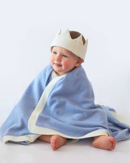 Couverture bébé bleue en cachemire avec couronne BOTIBOTY