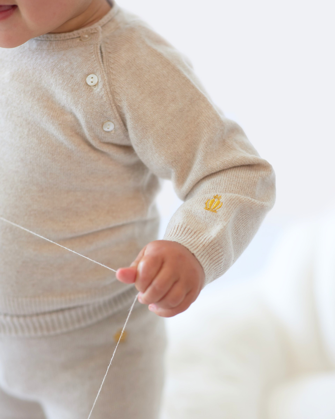 Pull raglan bébé beige en cachemire avec couronne BOTIBOTY