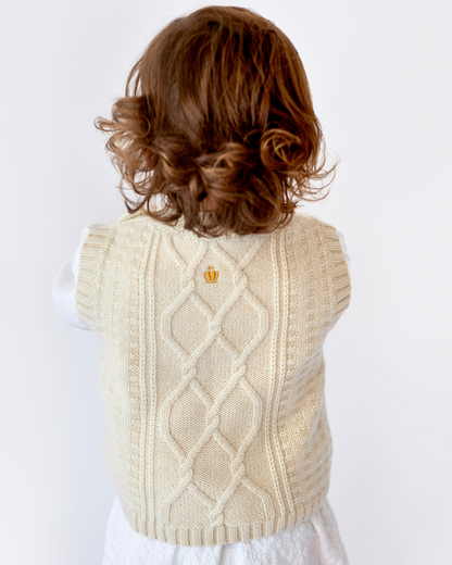 Vue de dos du pull torsadé sans manches bébé en cachemire écru