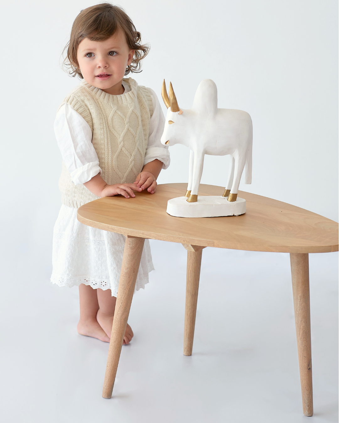 Petite fille portant le pull torsadé sans manches gris en cachemire BOTIBOTY